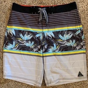 Valor size 34 men’s Boardshorts